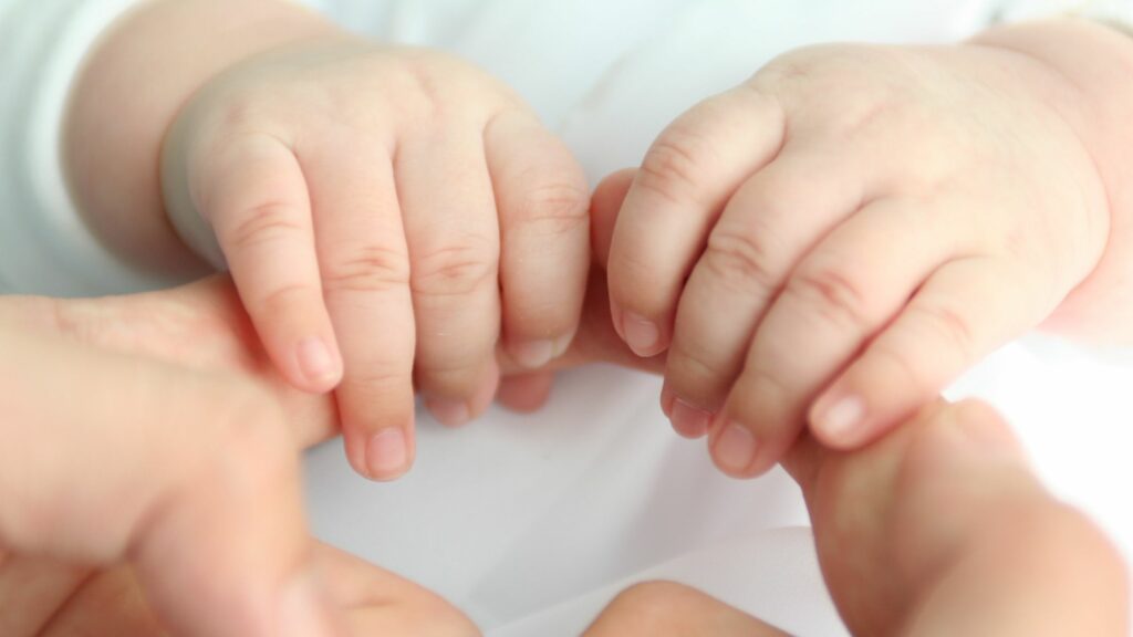 Baby greift Finger von Mama. (Krabbelgruppe in Hagen)